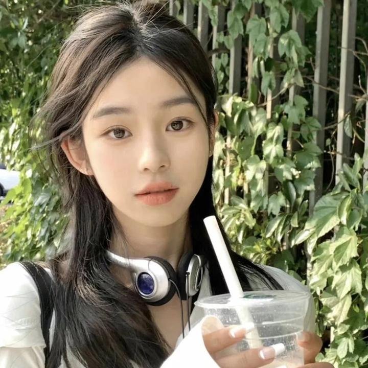 一脸嫌弃表情的妹子给你看胖次第二季